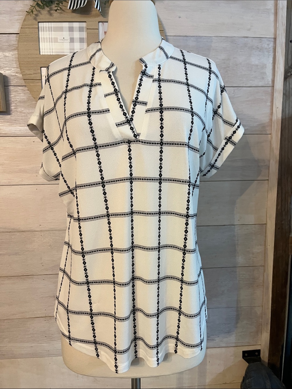 Fifty Street Classic White Windowpane Short Sleeve V-Neck Blouse M